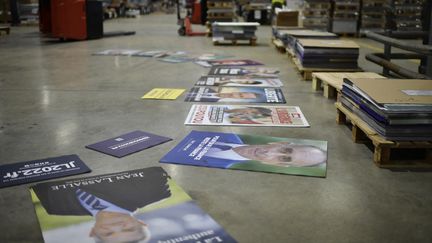 Les candidats ont jusqu'à ce soir 20h pour transmettre tous les documents qui seront envoyés aux électeurs à partir de lundi&nbsp;prochain, qui marquera le début officielle de la campagne électorale. (JULIEN DE ROSA / AFP)