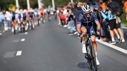 Pour la dernière course du week-end, près d'un million de spectateurs étaient présents pour assurer le spectacle sur le bord des routes. C'est dans une ambiance assourdissante que Julian Alaphilippe parvient à conserver son titre de champion du monde pour la deuxième année consécutive ! Le Français portera le maillot arc-en-ciel l'année prochaine à la suite d'une performance XXL.