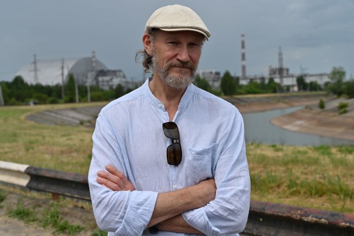 Oleksiy Breus, ancien technicien à Tchernobyl, devant la centrale, le 7 juin 2019. (GENYA SAVILOV / AFP)