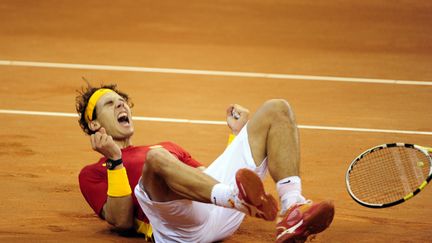 Rafael nadal c&eacute;l&egrave;bre la victoire de l'Espagne &agrave; la Coupe Davis apr&egrave;s l'avoir emport&eacute; contre l'Argentin Juan Martin Del Potro &agrave; Barcelone le 4 d&eacute;cembre 2011. (JAVIER SORIANO / AFP)