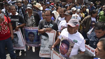 Les parents et proches des 43 étudiants ont manifesté mercredi 26 septembre pour réclamer justice.&nbsp; (RODRIGO ARANGUA / AFP)