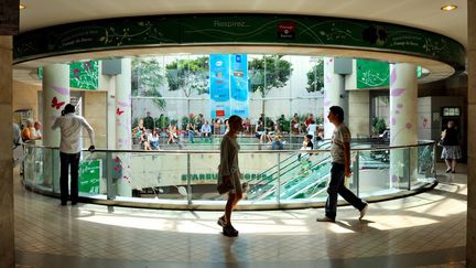 Un enfant gravement blessé après une chute d'un escalator dans un centre commercial à Paris