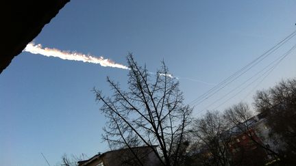 La tra&icirc;n&eacute;e laiss&eacute;e par la chute d'une m&eacute;t&eacute;orite, le 15 f&eacute;vrier 2013 dans la r&eacute;gion de&nbsp;Chelyabinsk, en Russie. (ANTON YEMELYANOV / RIA NOVOSTI / AFP)