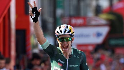 Le Belge Wout van Aert célèbre sa victoire lors de la 10e étape du Tour d'Espagne, le 27 août 2024, à Baiona. (MIGUEL RIOPA / AFP)