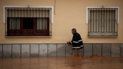 Un homme circulant dans les rues inond&eacute;es de&nbsp;Bobadilla pr&egrave;s de Malaga (Espagne), vendredi 28 septembre. (JORGE GUERRERO / AFP)