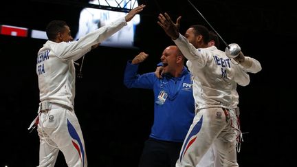 &nbsp; (La joie de l'équipe de France d'épée, après sa victoire hier sur la Corée du Sud © REUTERS/Grigory Dukor)