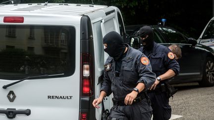 Des policiers à Oullins, ville de la banlieue de Lyon où se trouve le domicile de Mohamed Hichem Medjoub, le 27 mai 2019.&nbsp; (NICOLAS LIPONNE / AFP)