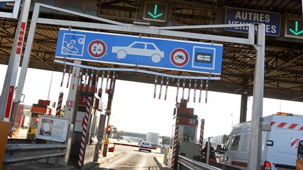 Voie à la gare de péage de Nice, le 1er février 2012. (VALERY HACHE / AFP)