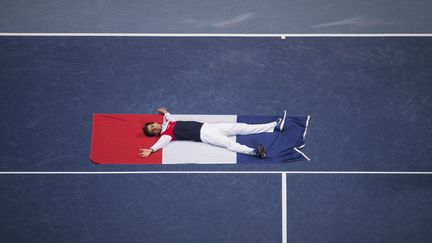 Nicolas Mahut célèbre la victoire de la France en Coupe Davis, le 26 novembre 2017 à Lille. (GEOFFROY VAN DER HASSELT / DPPI / AFP)