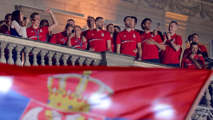 Les athlètes serbes au balcon du Vieux palais de Belgrade le 12 août 2024. (PEDJA MILOSAVLJEVIC / AFP)