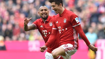 Robert Lewandowski tout à sa joie avec son coéquipier au Bayern Arturo Vidal. (CHRISTOF STACHE / AFP)