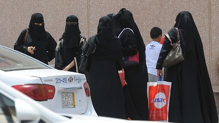 Des femmes quittent un centre commercial, le 29 mars 2014, &agrave; Riyad (Arabie saoudite). (FAYEZ NURELDINE / AFP)