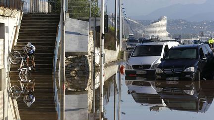 L'&eacute;tendue des inondations &agrave; Biot n'a pas emp&ecirc;ch&eacute; ce courageux cycliste de tenter de faire sa promenade dominicale. (LIONEL CIRONNEAU / AP / SIPA)