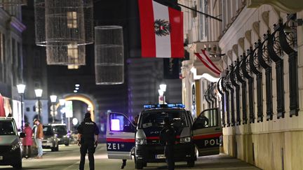 Des policiers en alerte&nbsp;devant le ministère de l'Intérieur à Vienne la nuit du 2 novembre alors qu'une série d'attaques ensanglante le centre-ville de la capitale autrichienne. (JOE KLAMAR / AFP)