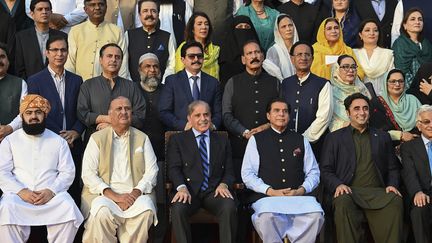 Le Premier ministre sortant Shehbaz Sharif pose pour une photo avec des parlementaires pakistanais après la dernière session de l'Assemblée nationale, devant le bâtiment du parlement à Islamabad, le 9 août 2023. (AAMIR QURESHI / AFP)