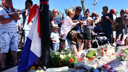 Des centaines de personnes viennent rendre hommage aux victimes de l'attenat de Nice sur la promenade des Anglais, samedi 16 juillet.&nbsp; (MUSTAFA YALCIN / ANADOLU AGENCY / AFP)