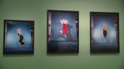 L'exposition "Voir le temps en couleurs" au centre Pompidou Metz présente jusqu'au 18 novembre les clichés des photographes qui ont marqué l'histoire. Ici la série "Jumping" de Philippe Halsman en 1959. (FRANCE 3 GRAND EST)