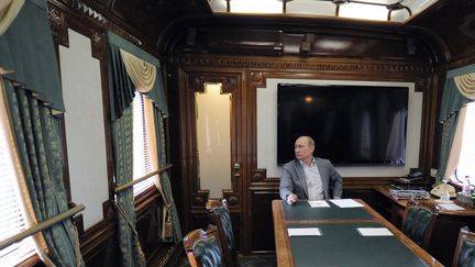 Le président russe Vladimir Poutine à l'intérieur d'un train avant une réunion sur le développement des chemins de fer et du service ferroviaire à Moscou, le 19 octobre 2012. (ALEXEY DRUZHININ / RIA-NOVOSTI / AFP)