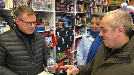 Jean-Marc Monteuuis, gérant de la boutique Autre chose, en compagnie de Claude et Lucette, deux clients, au Touquet (Pas-de-Calais), le 5 avril 2018. (RAPHAEL GODET / FRANCEINFO)