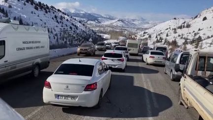 Séisme en Turquie : les rescapés prennent la route (France 2)