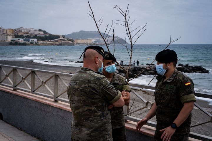 Des membres de l'armée espagnole et marocaine travaillent ensemble pour le maintien de l'ordre à la frontière entre le Maroc et l'enclave espagnole de Ceuta, le 20 mai 2021.&nbsp; (DIEGO RADAMES / ANADOLU AGENCY / AFP)