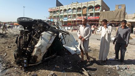 Le site d'une explosion &agrave; la voiture pi&eacute;g&eacute;e, dans le district de Sadr City &agrave; Bagdad (Irak), le 29 juillet 2013. (AHMAD AL-RUBAYE / AFP)