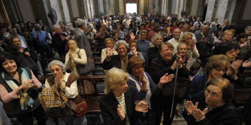 Des catholiques argentins manifestent leur joie le 13 mars 2013 dans la cathédrale de Buenos Aires après l'élection comme pape de l'archevêque Jorge Mario Bergoglio .  (AFP - JUAN MABROMATA)