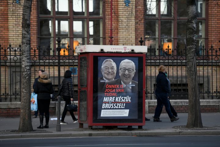 Une affiche du gouvernement hongrois placardée dans une rue de Budapest, le 21 février 2019. (TAMAS KASZAS / REUTERS)