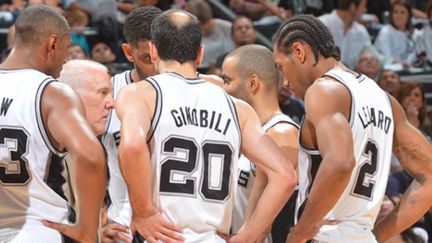 Gregg Popovich entouré de ses joueurs parmi lesquels les cadres Boris Diaw, Tim Duncan, Manu Ginobili, Tony Parker