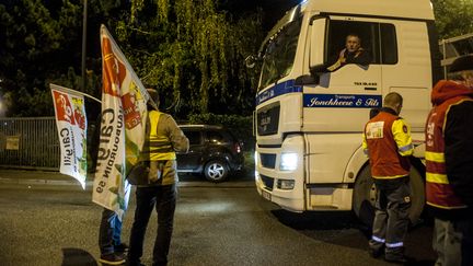 Des syndicalistes de la CGT bloquent le port de Lille (Nord), le 12 septembre 2017. (JULIEN PITINOME / NURPHOTO)