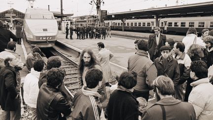 La gare de Lyon pendant la grève à la SNCF, le 31 décembre 1986. (BERNARD BISSON / SYGMA / GETTY IMAGES)