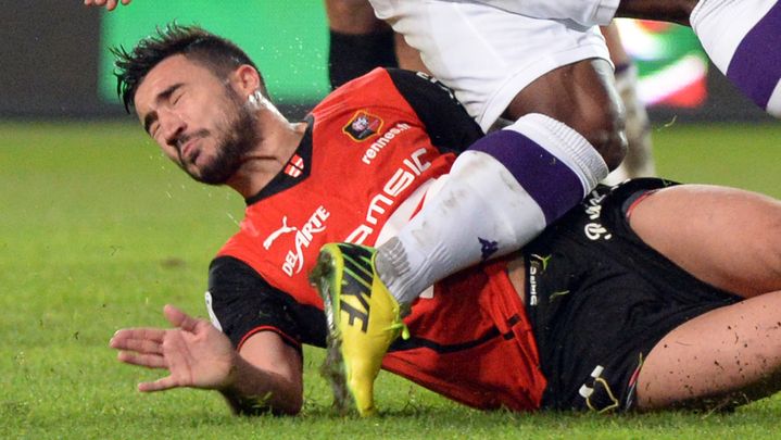 L'attaquant rennais Romain Alessandrini au sol, lors du match de son club face &agrave; Toulouse, le 15 mars 2014. (DAMIEN MEYER / AFP)