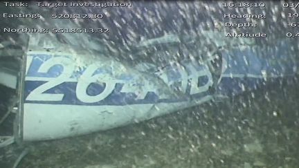 Une capture d'écran d'une vidéo du Bureau d'enquête britannique sur les accidents aériens, montrant un morceau de l'épave de l'avion qui transportait Emiliano Sala, dans la Manche, le 4 février 2019. (AAIB / AFP)