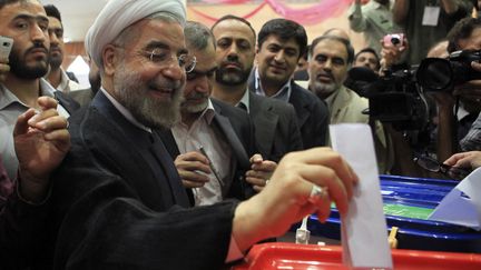 Le candidat &agrave; la pr&eacute;sidentielle en Iran,&nbsp;Hassan Rohani,&nbsp;glisse son bulletin dans l'urne, le 14 juin 2013 &agrave; T&eacute;h&eacute;ran (Iran). (REUTERS)