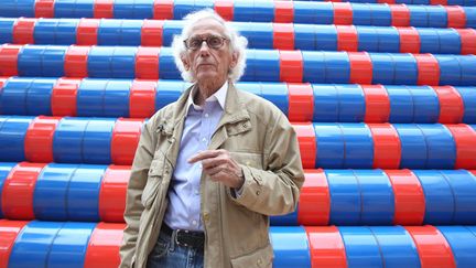 Christo devant le Mastaba imaginé pour la Fondation Maeght.
 (Botella/Photopqr/Nice-Matin/MaxPPP)