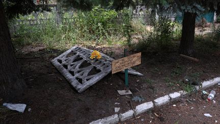 La tombe&nbsp;d'Oleksiï, le 22 juillet 2022, à&nbsp;Siversk en Ukraine. (ANATOLII STEPANOV / AFP)