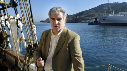 Georges Pernoud, animateur de "Thalassa", ici à bord du voilier "Le Marité" à Port-Vendres (Pyrénées-Orientales) sur le tournage de l'émission, le 13 janvier 2004. (RAYMOND ROIG / AFP)