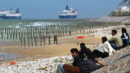 Près de Calais, des réfugiés du camp de Sangatte regardent des ferries s'éloigner. (Reuters)