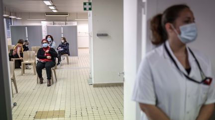 Il manque vingt infirmières au centre hospitalier de Melun, ce qui empêche d'agrandir le service de soins intensifs pour faire face aux nouvelles admissions de patients Covid.&nbsp; (LUC NOBOUT / MAXPPP)