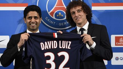 Le défenseur brésilien David Luiz et le président du PSG Nasser Al-Khelaïfi lors de la présentation officielle du joueur