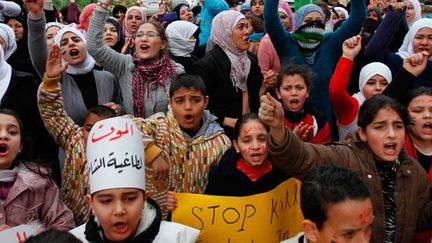 Le 26 février 2012, des femmes et des enfants syriens manifestent devant les bureaux de la Croix-Rouge à Tripoli, au nord du Liban.

Ils réclament une protection internationale pour les manifestants anti-gouvernementaux en Syrie et de meilleures conditions de vie pour les réfugiés au Liban. (REUTERS/ Omar Ibrahim )