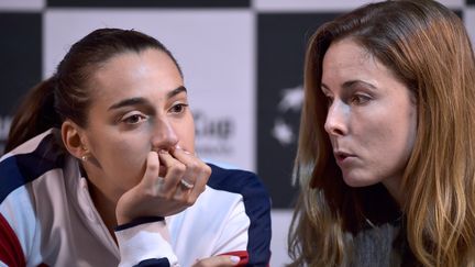 Caroline Garcia et Alizé Cornet, lors d'une conférence de presse à Strasbourg (Bas-Rhin), le 8 novembre 2016. (PATRICK HERTZOG / AFP)