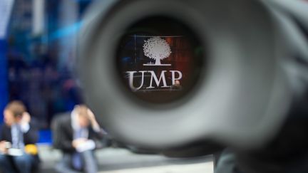 Une cam&eacute;ra devant le si&egrave;ge de l'UMP &agrave; Paris, le 8 juillet 2014. (KENZO TRIBOUILLARD / AFP)