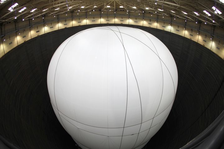 "Big Air Package", de Christo, au Gazom&egrave;tre d'Oberhausen (Allemagne), le 15 mars 2013. (INA FASSBENDER / REUTERS)