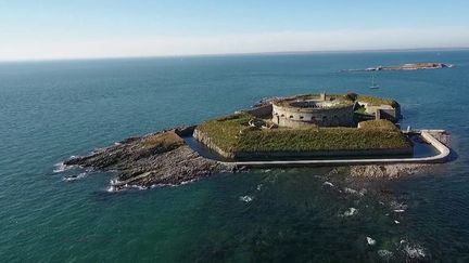 Patrimoine : une centaine de bénévoles tentent de rénover l'île du large de Saint-Marcouf dans la Manche