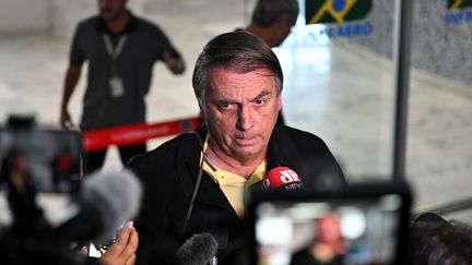 Der ehemalige brasilianische Präsident Jair Bolsonaro spricht bei seiner Ankunft auf einem Flughafen in Rio de Janeiro, Brasilien, am 29. Juni 2023 mit den Medien.  (MAURO PIMENTEL/AFP)