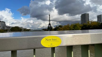 "C'est joli ici. Mais vous êtes déjà allé au Bade-Wurtemberg ?" Ça, c'est le slogan affiché par cet autocollant jaune que l'on retrouve affiché dans de nombreuses destinations touristiques tout autour de monde. À l'origine, une campagne de communication de près de 20 ans pour améliorer l'image de cette région du sud de l'Allemagne, qui connait aujourd'hui une seconde jeunesse sur les réseaux.