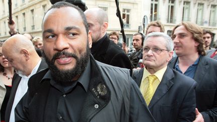 Le pol&eacute;miste Dieudonn&eacute;, le 13 mai 2009 au minist&egrave;re de l'Int&eacute;rieur, &agrave; Paris. Pierre Panet, candidat sur une liste FN parisienne, se trouve derri&egrave;re lui, avec une chemise jaune. (JACQUES DEMARTHON / AFP)