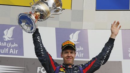 Le pilote allemand Sebastian Vettel (Red Bull) c&eacute;l&egrave;bre sa victoire au Grand Prix de Barhre&iuml;n dimanche 21 avril 2013. (AHMED JADALLAH / REUTERS)