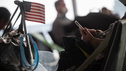 Une femme assise à la porte d'embarquement d'un vol Lufthansa à destination de New York à l'aéroport de Francfort, le 8 novembre 2021. (SEBASTIAN GOLLNOW / DPA)